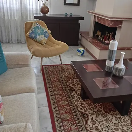 Dom Raspalozen Ni Daleko Ot I Prirodi