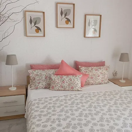 Dom Raspalozen Ni Daleko Ot I Prirodi Apartment